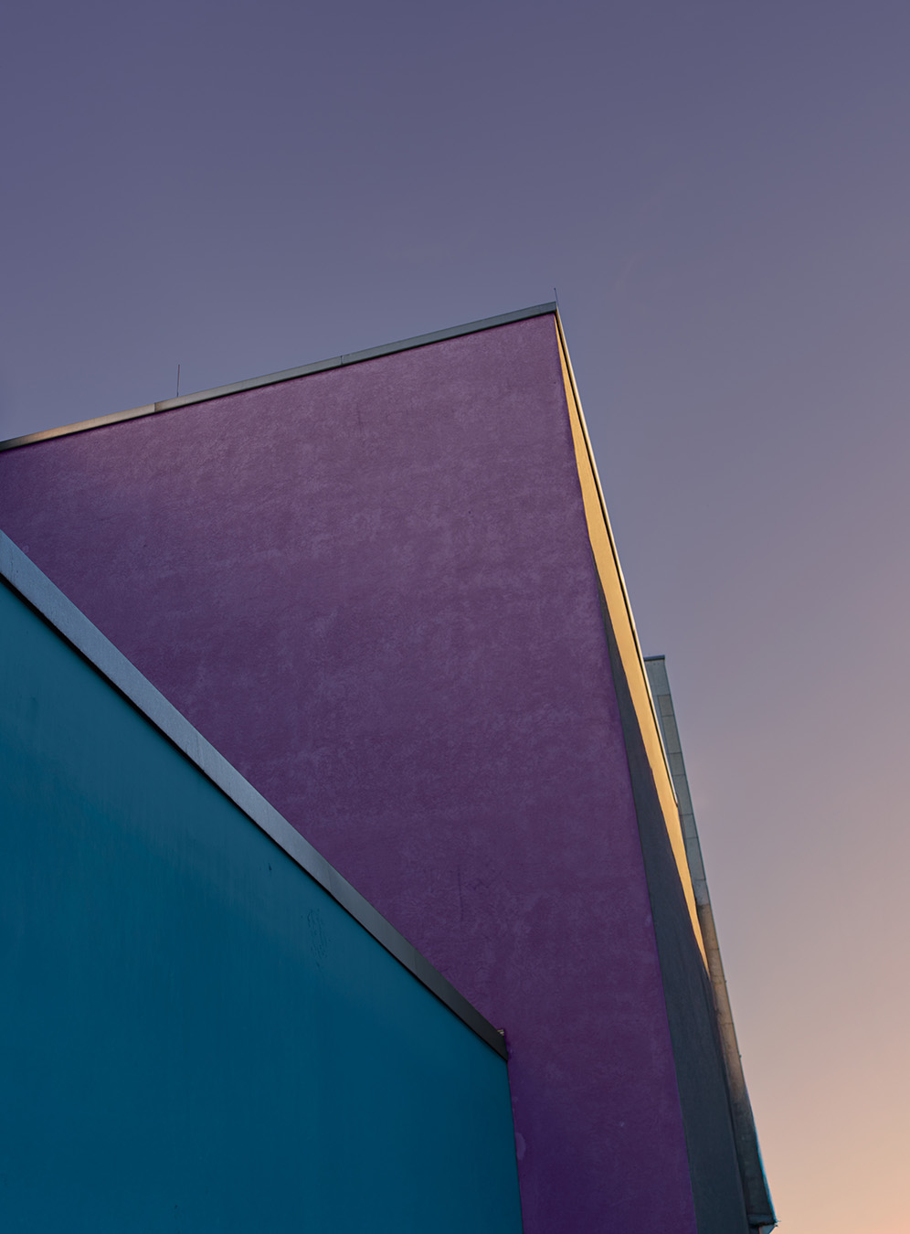 Orange and red façade, Duisburg — colour-shifted architecture by Jan Madeus