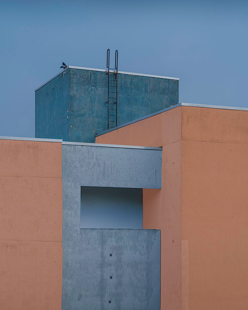 Roof parapet at dusk, colour-shifted, Berlin-Kreuzberg