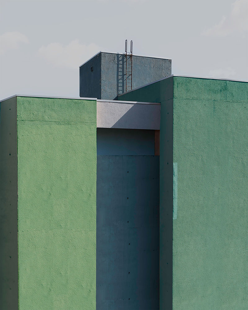 Roof parapet in grey and weathered green, colour-shifted, Berlin-Kreuzberg