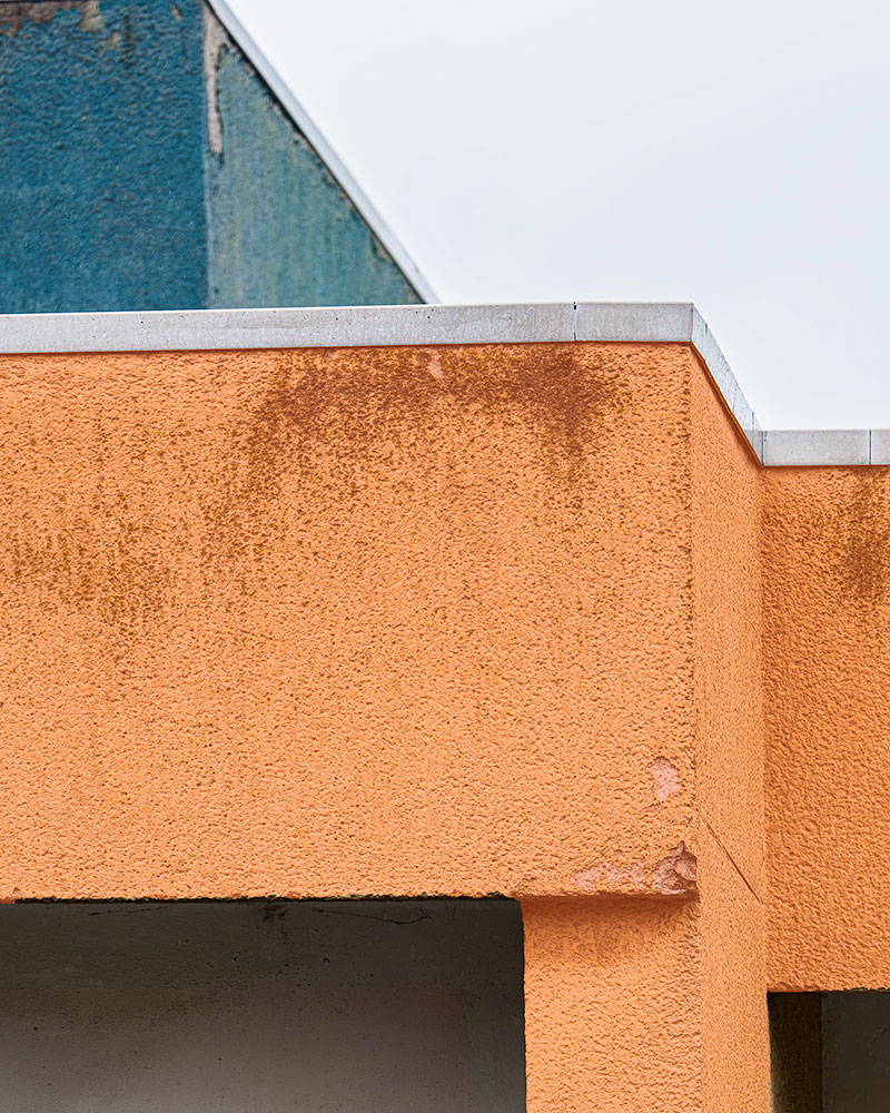 Weathered ochre corner of the facade, colour-shifted, Berlin-Kreuzberg