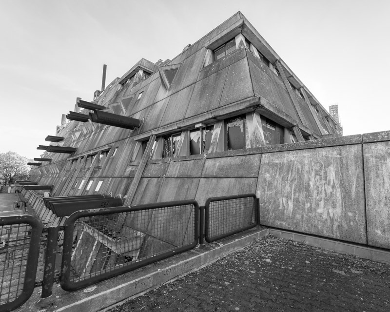 The Mäusebunker in Berlin-Lichterfelde — Gerd and Magdalena Hänska's brutalist research building, photographed from the street
